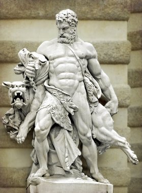 Heracles, quien era hijo ilegitimo de Zeus, fue colocado en el pecho de la Diosa Hera, mientras ella dormía para que tomara d